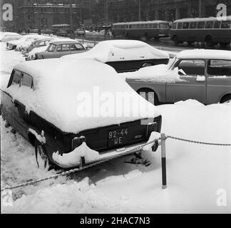 Warszawa, 1969-12. Kilkunastocentymetrowy œnieg zasypa³ samochody, ulice i place. Warszawiacy musieli zmierzyæ siê z ogromnymi zaspami œniegu. NZ. oœnie¿eine Samochody na Placu Konstytucji. pw PAP/Henryk Rosiak Dok³adny dzieñ wydarzenia nieustalony. Warschau, Dezember 1969. Über 10 cm Schnee fielen im Dezember. Straßen, Parks, Autos waren mit Schnee bedeckt. Es gab riesige Schneebänke. Im Bild: Schneebänke auf dem Konstytucji-Platz. pw PAP/Henryk Rasiak Stockfoto