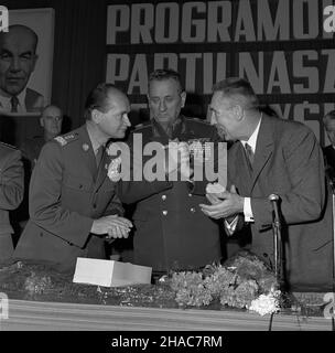 Katowice, 1970-02-12. Na zaproszenie ministra obrony narodowej, genera³a broni Wojciecha Jaruzelskiego, przyby³ do Polski marsza³ek Zwi¹zku Socjalistycznych Republik Radzieckich, Andriej Greczko. Trzeciego dnia wizyty, odby³o siê w Katowicach spotkanie z aktywem partyjnym, w Wojewódzkiej Szkole Partyjnej. NZ. od prawej: I sekretarz Komitetu Wojewódzkiego (KW) PZPR w Katowicach - Edward Gierek, marsza³ek ZSRR - Andriej Greczko (C), genera³ broni - Wojciech Jaruzelski. Ad PAP/Stanis³aw Jakubowski Katowice, 2. Februar 1970. Marschakl der Union der Sozialistischen Sowjetrepubliken Andrei Gretschko A. Stockfoto