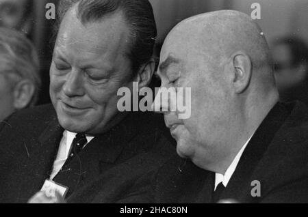 Warszawa, 1970-12-07. 6 grudnia Willy Brandt, kanclerz Niemieckiej Republiki Federalnej (NRF) przyby³ do Warszawy z trzydniow¹ wizyt¹. Jej g³ównym punktem by³o podpisanie 7. Grudnia uk³adu o podstawach normalizacji stosunków miêdzy Niemieck¹ Republik¹ Federaln¹ (NRF) a Polsk¹ Rzeczpospolit¹ Ludow¹ (PRL). NZ. Kantlerz Willy Brandt oraz Premier Polskiej Rzeczpospolitej Ludowej (PRL) Józef Cyrankiewicz podczas spotkania z dziennikarzami w Centrum Prasowym w Hotelu Europejskim. ³p PAP/Mariusz Szyperko Warschau, 7. Dezember 1970. 6. Dezember 1970 Bundeskanzler der Bundesrepublik Deutschland Willy Stockfoto