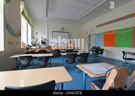 Leeres Klassenzimmer in einer Grundschule Stockfoto