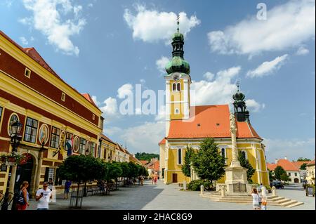 KOSZEG, UNGARN - 14. AUGUST 2021: Jakobskirche in Koszeg, Ungarn mit Touristen an einem sonnigen Tag Stockfoto