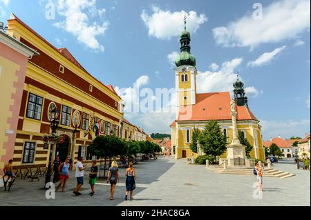 KOSZEG, UNGARN - 14. AUGUST 2021: Jakobskirche in Koszeg, Ungarn mit Touristen an einem sonnigen Tag Stockfoto