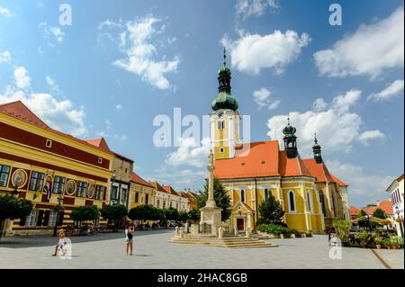 KOSZEG, UNGARN - 14. AUGUST 2021: Jakobskirche in Koszeg, Ungarn mit Touristen an einem sonnigen Tag Stockfoto