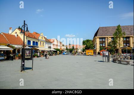 KOSZEG, UNGARN - 14. AUGUST 2021: Hauptplatz in Koszeg, Ungarn mit Touristen an einem sonnigen Tag Stockfoto