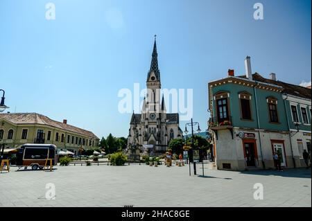 KOSZEG, UNGARN - 14. AUGUST 2021: Hauptplatz in Koszeg, Ungarn mit Touristen an einem sonnigen Tag Stockfoto