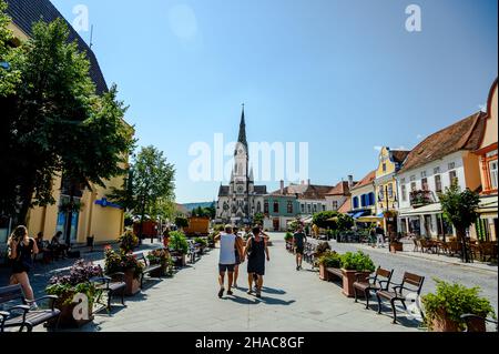 KOSZEG, UNGARN - 14. AUGUST 2021: Hauptplatz in Koszeg, Ungarn mit Touristen an einem sonnigen Tag Stockfoto