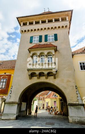 KOSZEG, UNGARN - 14. AUGUST 2021: An einem sonnigen Tag steht in Koszeg der Heldenturm mit Tourits. Stockfoto