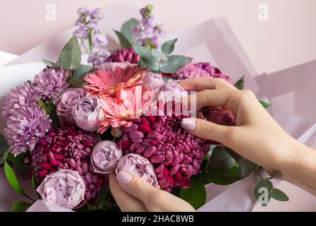 Schönes Bouquet von frischen Chrysanthemen, Rosen, Gerberas mit weiblichen Händen Stockfoto