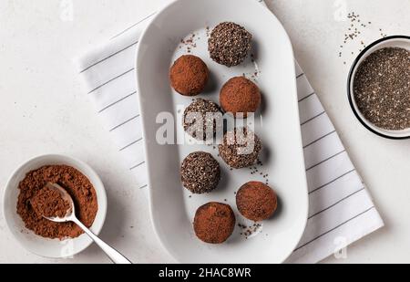 Datteln, Chiasamen und Kakaobauben Stockfoto