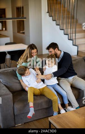 Niedliche Geschwister kämpfen zu Hause um die Fernbedienung des Fernsehers Stockfoto