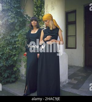 Polska 1976. Plenerowy pokaz mody damskiej z elementami haftu ludowego. ka PAP/Harry Weinberg Dok³adny miesi¹c i dzieñ wydarzenia nieustalone. Polen 1976. Eine Outdoor-Modenschau mit Elementen der Volksstickerei. ka PAP/Harry Weinberg genaues Veranstaltungsdatum unbekannt. Stockfoto