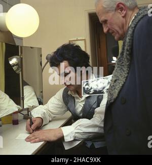 Warszawa 11.12.1976. Teatr Wielki. Nz. œpiewak operowy Wies³aw Ochman rozdaje autografy, po przedstawieniu operowym pt. Tosca Giacoma Pucciniego, w którym œpiewa partiê Maria Cavaradossiego. ka PAP/Woody Ochnio Warschau 11. Dezember 1976. Das Grand Theatre. Im Bild: opernsänger Wieslaw Ochman gibt Autogramme, nachdem er die Rolle von Mario Cavaradossi in Giacomo Puccinis Tosca. ka PAP/Woody Ochnio gesungen hat Stockfoto