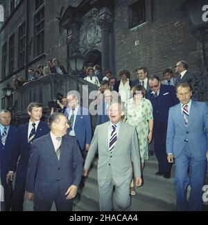 Gdañsk 06,1977. Wizyta przewodnicz¹cego Socjaldemokratycznej Partii Niemiec Willy Brandta w Polsce (20-24.06.1977). Nz. Willy Brandt (w szarym garniturze) hat wejœciem do Ratusza G³ównego Miasta w Gdañsku. wb PAP/Leszek £o¿yñski Dok³adny dzieñ wydarzenia nieustalony. Danzig, Juni 1977. Willy Brandt, Vorsitzender der Sozialdemokratischen Partei Deutschlands, besucht Polen (20-24. Juni 1977). Im Bild: Willy Brand (in einem grauen Anzug) vor dem Eingang zum Hauptstadthauses in Danzig. wb PAP/Leszek Lozynski Veranstaltungstag unbekannt Stockfoto