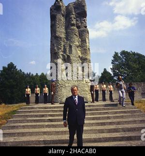 Sztutowo 06,1977. Wizyta przewodnicz¹cego Socjaldemokratycznej Partii Niemiec Willyego Brandta w Polsce (20-24.06.1977). Nz. Willy Brand przed pomnikiem walk i Mêczeñstwa. wb PAP/Leszek £o¿yñski Dok³adny dzieñ wydarzenia nieustalony. Sztutowo, Juni 1977. Willy Brandt, Vorsitzender der Sozialdemokratischen Partei Deutschlands, besucht Polen (20-24. Juni 1977). Im Bild: Willy Brand vor dem Denkmal für Kampf und Martyrium. wb PAP/Leszek Lozynski Veranstaltungstag unbekannt Stockfoto