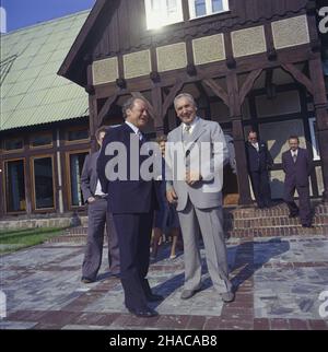 £añsk 06,1977. Wizyta przewodnicz¹cego Socjaldemokratycznej Partii Niemiec Willyego Brandta w Polsce (20-24.06.1977). Nz. Willy Brand (L) z i sekretarzem Komitetu Centralnego Polskiej Zjednoczonej Partii Robotniczej Edwardem Gierkiem w oœrodku wypoczynkowym Urzêdu Rady Ministrów PRL na Warmii k. Olsztyna. Z prawej zastêpca przewodnicz¹cego Rady Pañstwa Edward Babiuch. wb PAP/Leszek £o¿yñski Dok³adny dzieñ wydarzenia nieustalony. Lansk, Juni 1977. Willy Brandt, Vorsitzender der Sozialdemokratischen Partei Deutschlands, besucht Polen (20-24. Juni 1977). Im Bild: Willy Brand (L) mit dem 1s Stockfoto