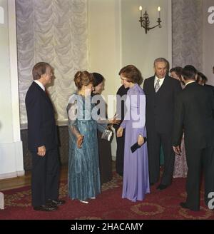 Warszawa 30.12.1977. Oficjalna wizyta prezydenta Stanów Zjednoczonych Ameryki (USA) Jimmy'Ego Cartera w Polsce. NZ. przyjêcie w Urzêdzie Rady Ministrów, Prezydent Jimmy Carter (1L), Stanis³awa Gierek (2L), I sekretarz KC PZPR Edward Gierek (1P), pierwsza dama Rosalynn Carter (P). js PAP/Leszek £o¿yñski Warschau, Den 30. Dezember 1977. US-Präsident Jimmy Carter besucht Polen offiziell. Im Bild: Empfang im Büro des Ministerrats, Präsident Jimmy Carter (1L), Stanislawa Gierek (2L), 1st Sekretär des Zentralkomitees der Polnischen Vereinigten Arbeiterpartei Edward G. Stockfoto