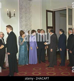 Warszawa 30.12.1977. Oficjalna wizyta prezydenta Stanów Zjednoczonych Ameryki (USA) Jimmy'Ego Cartera w Polsce. NZ. przyjêcie w Urzêdzie Rady Ministrów, przewodnicz¹cy Rady Pañstwa PRL Henryk Jab³oñski (1L), Stanis³awa Gierek (2L), pierwsza dama Rosalynn Carter (3L), Prezydent Jimmy Carter (4L), I sekretarz KC PZPR Edward Gierek (1P). js PAP/Leszek £o¿yñski Warschau, Den 30. Dezember 1977. US-Präsident Jimmy Carter besucht Polen offiziell. Im Bild: Empfang im Büro des Ministerrats, Vorsitzender des Ministerrats Henryk Jablonski (1L), Stanislawa Gierek (2 Stockfoto