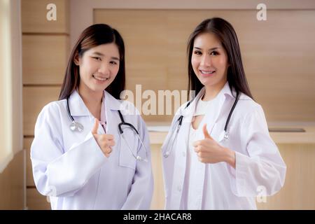 Portrait Gruppe von Team-Ärzten stehen und zeigen Daumen nach oben mit zuversichtlich und Erfolg im Krankenhaus zusammen, Hände von Teamwork Arzt und Freund Stockfoto