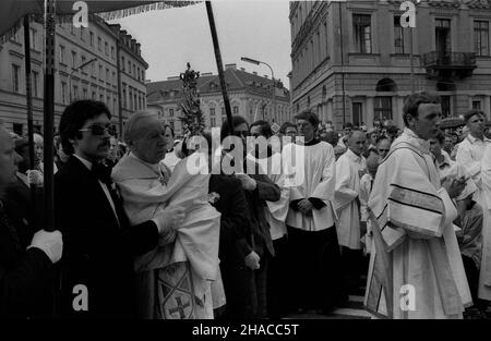 Warszawa, 1979-06-14. Procesja Bo¿Ego Cia³a na Krakowskim Przedmieœciu. Nz. Prymas Stefan Wyszyñski niesie monstrancjê. Ad/gr PAP/Maciej K³oœ Warschau, 14. Juni 1979. Die Fronleichnamsprozession in der Krakowskie Przedmiescie Straße. Im Bild: primas Stefan Wyszynski trägt Monstranz. Ad/gr PAP/Maciej Klos Stockfoto