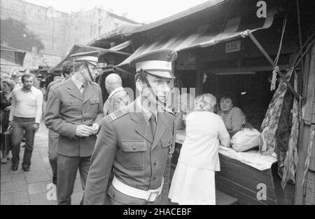 Warszawa, 1981-08-03. Antyspekulacyjne patrole wojska i milicji na bazarze Ró¿yckiego. amw PAP/CAF/Marek Broniarek Warschau, 3. August 1981. Bürgermiliz hat gegen Schwarzmarkthändler gehandelt. Milizen- und Militärpatrouillen auf dem Rozyckiego-Basar suchen illegal verkaufte Waren. amw PAP/CAF/Marek Broniarek Stockfoto