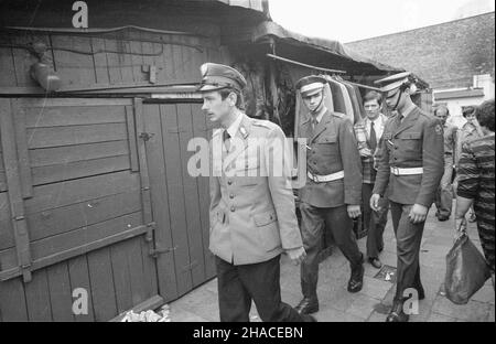 Warszawa, 1981-08-03. Antyspekulacyjne patrole wojska i milicji na bazarze Ró¿yckiego. amw PAP/CAF/Marek Broniarek Warschau, 3. August 1981. Bürgermiliz hat gegen Schwarzmarkthändler gehandelt. Milizen- und Militärpatrouillen auf dem Rozyckiego-Basar suchen illegal verkaufte Waren. amw PAP/CAF/Marek Broniarek Stockfoto