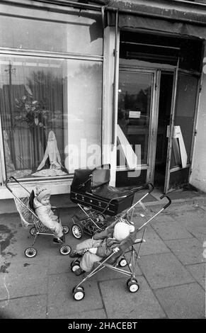 Gdañsk, 1981-10-28. Dzieci w wózkach przed sklepem. amw PAP/CAF/Stefan Kraszewski Danzig, 28. Oktober 1981. Kinder in Kinderwagen und Kinderwagen vor einem Laden. amw PAP/CAF/Stefan Kraszewski Stockfoto