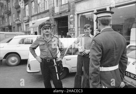 Warszawa, 1981-08-03. Antyspekulacyjne patrole wojska i milicji na bazarze Ró¿yckiego. amw PAP/CAF/Marek Broniarek Warschau, 3. August 1981. Bürgermiliz hat gegen Schwarzmarkthändler gehandelt. Milizen- und Militärpatrouillen auf dem Rozyckiego-Basar suchen illegal verkaufte Waren. amw PAP/CAF/Marek Broniarek Stockfoto