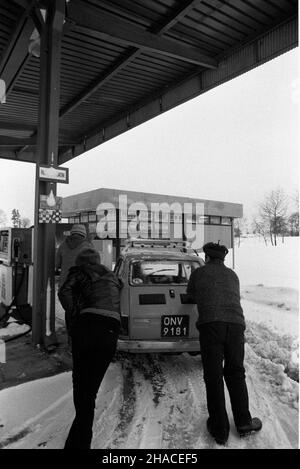 Olsztynek, 1982-02-01. Pierwszy dzieñ sprzeda¿y benzyny podczas stanu wojennego. Obrót paliwem zawieszono z dniem 13.12.1981 r. dl PAP/CAF/Stanis³aw Moroz Olsztynek, 1. Februar 1982. Die 1st Tage des Benzinverkaufs während der Zeit des Kriegsrechts in Polen. Der Verkauf wurde seit dem 13. Dezember 1981 ausgesetzt. dl PAP/CAF/Stanislaw Moroz Stockfoto