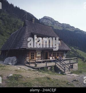 Zakopane 08,1982. Schronisko Polskiego Towarzystwa Turystyczno-Krajoznawczego na Hali Kondratowej w Tatrach Zachodnich. ka PAP/Jerzy Ochoñski Dok³adny dzieñ wydarzenia nieustalony. Zakopane, August 1982. Eine polnische Tourist and Sightseeing Society (PTTK) Herberge im Kondratowa Tal in der westlichen Tatra. ka PAP/Jerzy Ochonski Veranstaltungstag unbekannt Stockfoto