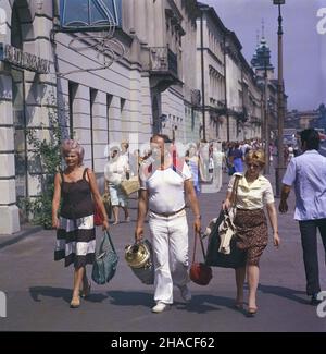 Warszawa 07,1983. Trakt Królewski. Ulica Nowy Œwiat w kierunku Krakowskiego Przedmieœcia. wb PAP/Jan Morek Dok³adny dzieñ wydarzenia nieustalony. Warschau Juli 1983. Die Royal Route. Nowy Swiat Street in Richtung Krakowskie Przedmiescie. wb PAP/Jan Morek Termin unbekannt. Stockfoto