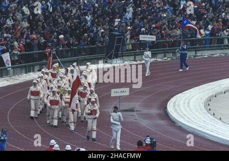 Jugos³awia Sarajewo 02,1984. Zimowe Igrzyska Olimpijskie w dniach 8-19 lutego. Ceremonia zakoñczenia. NZ. Reprezentacja Polski, flagê niesie biegacz narciarski Józef £uszczek. js PAP/Wojciech Kryñski Dok³adny dzieñ wydarzenia nieustalony. Jugoslawien Sarajevo Februar 1984. Die Olympischen Winterspiele am 8-19. Februar. Die Abschlusszeremonie. Im Bild: Die polnische Nationalmannschaft, Skirennfahrer Jozef Luszczek mit der Flagge. js PAP/Wojciech Krynski genaues Datum unbekannt.