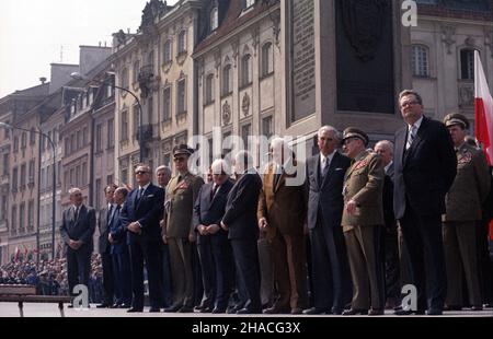 Warszawa 03.05.1984. Obchody rocznicy uchwalenia Konstytucji 3 Maja na placu Zamkowym. NZ. m.in.: od prawej stoj¹: prezes ZSL Roman Malinowski, Minister obrony narodowej gen. Florian Siwicki, sekretarz KC PZPR Józef Czyrek, przewodnicz¹cy Rady Krajowej PRON pisarz Jan Dobraczyñski, marsza³ek Sejmu Stanis³aw Gucwa, przewodnicz¹cy Rady Pañstwa Henryk Jab³oñski, Premier PRL gen. Wojciech Jaruzelski, Wicepremier Edward Kowalczyk. js PAP/Grzegorz Rogiñski Warschau, 3. Mai 1984. Kommunistische Partei- und Regierungsbeamte bei den Feierlichkeiten zum Verfassungsjubiläum am 3. Mai auf dem Zamkowy-Platz (Schloss). Stockfoto