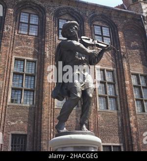 Toruñ 07,1984. Pomnik flisaka - fontanna zwieñczona statuetk¹, projectu Georga Wolga. D ie Ratusz Staromiejski na rynku Starego Miasta. js PAP/Wojciech Kryñski Dok³adny dzieñ wydarzenia nieustalony. Torun Juli 1984. Ein Rattendenkmal - ein Brunnen, der mit der von Georg Wolf entworfenen Statue gekrönt ist. Im Hintergrund das Altstädter Rathaus am Altstädter Marktplatz. js PAP/Wojciech Krynski Veranstaltungsdatum unbekannt. Stockfoto