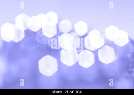 Weiches Licht Hexagon Bokeh lila Hintergrund. Trendfarbe 2022. Pastellfarben, Urlaubskonzept. Speicherplatz kopieren. Stockfoto