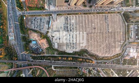 Drohnenansicht der geparkten Neuwagen im Automobilwerk Stockfoto