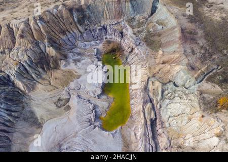 Industrie Bergbau aufgegeben. Drone Ansicht der Tagebau mit Wasser gefüllt. Luftaufnahme von künstlicher See Stockfoto