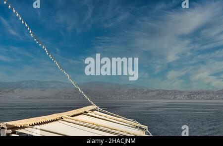 Die Fähre verlässt den Hafen. Saranda, Albanien, liegt an einem offenen MeeresGolf des Ionischen Meeres im Mittelmeer. Stockfoto