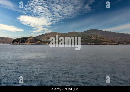 Meereslandschaft des Ionischen Meeres und der Südküste Albaniens mit blauem Himmel. Stockfoto