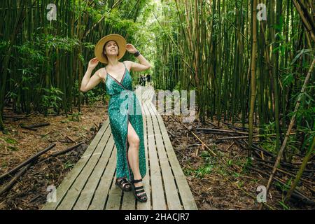 Weg durch dichten Bambuswald, zu den berühmten Waimoku fällt. Beliebte Pipiwai trail Haleakala National Park auf Maui, Hawaii, USA Stockfoto