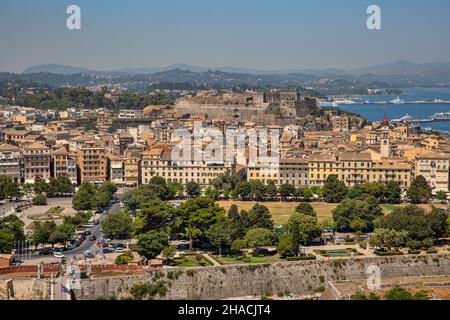 Stadtbild mit dem berühmten touristischen Wahrzeichen New Fortress und Passagierhafen. Kerkyra, Korfu, Griechenland Stockfoto