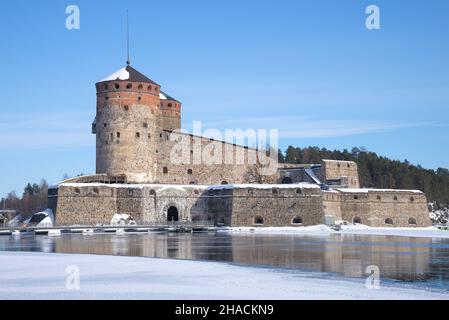 Mittelalterliche Festung Olavinlinna Nahaufnahme an einem Märztag. Savonlinna, Finnland Stockfoto