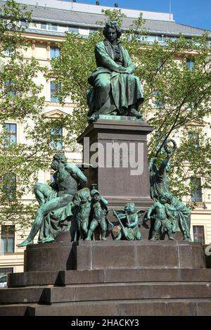 Denkmal des Komponisten Ludwig van Beethoven (errichtet 1880) aus der Nähe an einem sonnigen Apriltag. Wien, Österreich Stockfoto