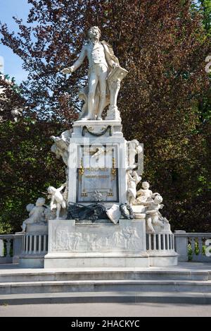 Denkmal für den Komponisten Wolfgang Amadeus Mozart (errichtet 1896) im ehemaligen Kaisergarten an einem Aprilnachmittag. Wien, Österreich Stockfoto