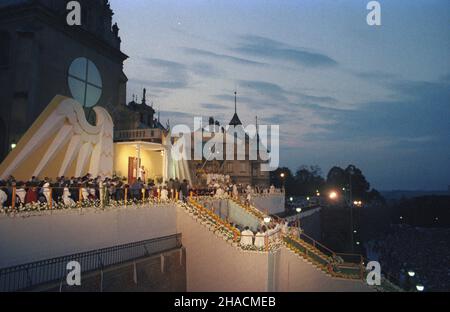 Czêstochowa 12.06.1987. III pielgrzymka Papier¿a Jana Paw³a II do Polski. Nz. Ojciec Œwiêty przemawia po Apelu Jasnogórskim U podnó¿a sanktuarium Matki Bo¿ej na Jasnej Górze. uu PAP/Maciej Musia³ Czestochowa 12. Juni 1987. Die Pilgerfahrt von Papst Johannes Paul II. Nach Polen im Jahr 3rd. Im Bild: Der Heilige Vater spricht nach dem Jasna Gora-Appell am Fuße des Heiligtums der Gottesmutter Maria in Jasna Gora an die Gläubigen. uu PAP/Maciej Musial Stockfoto