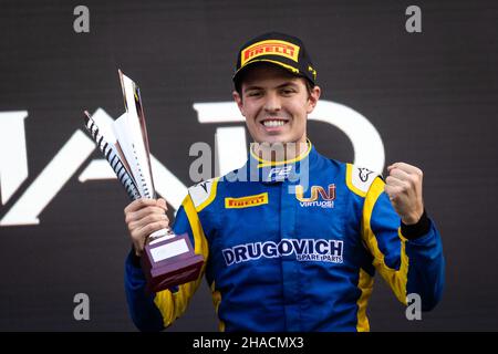 Drugovich Felane (BRA), UNI-Virtuosi Racing, Dallara F2, Portrait während des Laufs 8th der FIA Formel 2 Meisterschaft 2021 vom 10. Bis 12. Dezember 2021 auf dem Yas Marina Circuit, auf der Insel Yas, Abu Dhabi - Foto: Sebastian Rozendaal/DPPI/LiveMedia Stockfoto