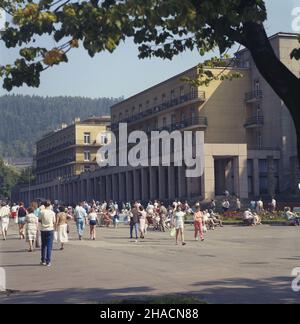 Krynica-Zdrój 08,1987. Nowy Dom Zdrojowy zbudowany w roku 1939 wed³ug projectu Witolda Minkiewicza przy alei im. In¿. Leona Nowotarskiego 7. uu PAP/Jerzy Ochoñski Dok³adny dzieñ wydarzenia nieustalony. Krynica-Zdroj August 1987. Neues Kurhaus (Nowy Dom Zdrojowy), 1939 erbaut, entworfen von Witold Minkiewicz am Boulevard von Leon Nowotarski 7. uu PAP/Jerzy Ochonski Veranstaltungsdatum unbekannt. Stockfoto