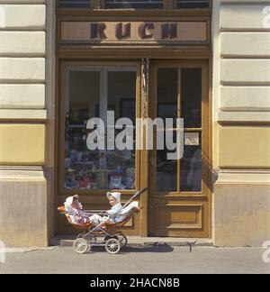 Krynica-Zdrój 08,1987. Kiosk Robotniczej Spó³dzielni Wydawniczej Prasa-Ksi¹¿ka-Ruch w Starym Domu Zdrojowym przy alei im. In¿. Leona Nowotarskiego 2. uu PAP/Jerzy Ochoñski Dok³adny dzieñ wydarzenia nieustalony. Krynica-Zdroj August 1987. Kiosk der Arbeiterverlaggenossenschaft Prasa-Ksiazka-Ruch im Alten Kurhaus (Stary Dom Zdrojowy) in der Leona Nowotarskievo Avenue 2. uu PAP/Jerzy Ochonski Veranstaltungsdatum unbekannt. Stockfoto