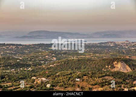 Luftaufnahme auf dramatischen Sonnenuntergang über Zentrum und Ostküste der Insel Korfu, Griechenland. Stockfoto