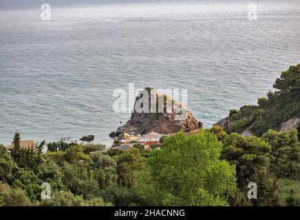 Luftaufnahme über die Westküste und den Pelekas Strand bei Sonnenuntergang. Insel Korfu, Griechenland. Stockfoto