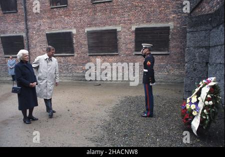 Oœwiêcim 29.09.1987. Wizyta wiceprezydenta Stanów Zjednoczonych George'a Busha (2L) z ma³¿onk¹ Barbar¹ (L) w Polsce. Zwiedzanie niemieckiego nazistowskiego obozu konzentracyjnego i zag³ady (1940-1945), Auschwitz-Birkenau. NZ. sk³adanie wieñca pod Œcian¹ Straceñ, która znajduje siê na dziedziñcu przylegaj¹cym do bloku 11. uu PAP/Jerzy Ochoñski Oswiecim, 29. September 1987. US-Vizevorsitzender George Bush (2nd links) mit Ehefrau Barbara (links) in Polen. Das Ehepaar besuchte das ehemalige deutsche Konzentrations- und Vernichtungslager der Nazis (1940-1945), Auschwitz-Birkenau. Im Bild: Kranzniederlegung am Stockfoto